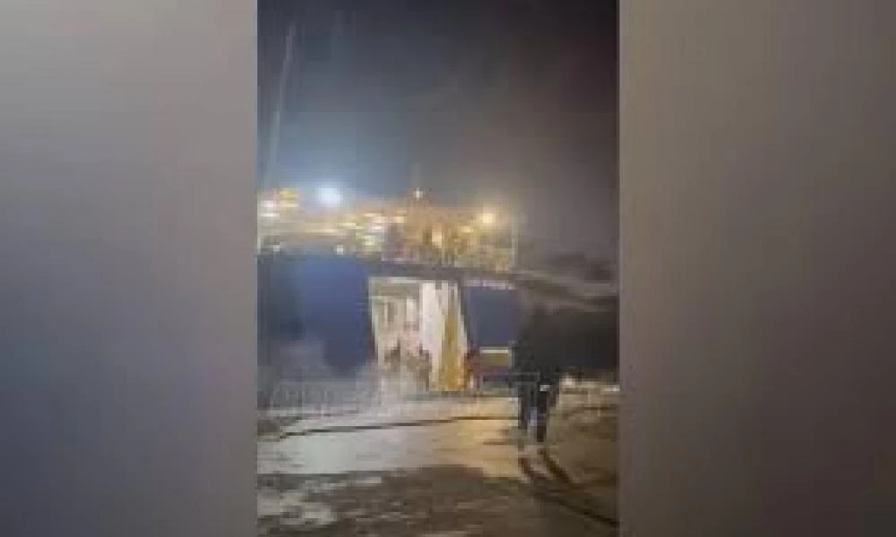 Ανάφη: Βίντεο με πλοίο που "παλεύει" με τους ανέμους για να δέσει στο λιμάνι